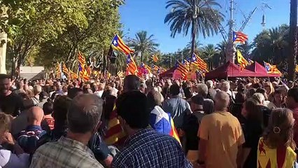 La gent accedint a l'Arc de Triomf
