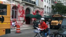 فيديو: غاضبون من الغزو الروسي لأوكرانيا يطلون جدار القنصلية الروسية في نيويورك بالأحمر