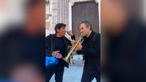 Morandi e Santamaria, mini-show in piazza a Bologna sulle note di Dalla