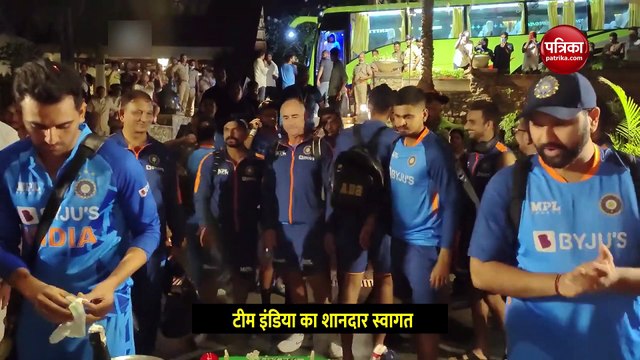 VIDEO: गुवाहाटी में टीम इंडिया का जोरदार स्वागत, विराट कोहली को देख चिल्लाए फैंस