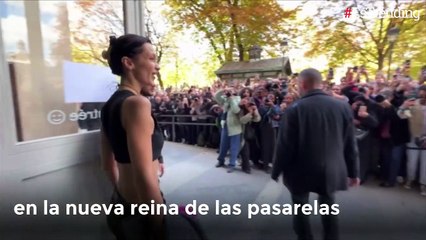 Bella Hadid deslumbró en la pasarela de París con un vestido 'pintado' con aerosol