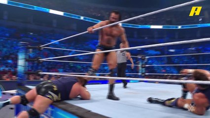 أوتيس وغايبل وثيري يتحالفون ضد ماكنتاير بصورة غير قانونية في SmackDown