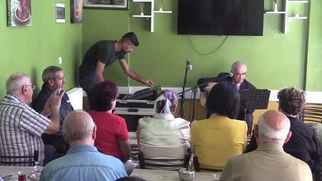 Türk Sanat Müziği korosu çay ocağında konser verdi