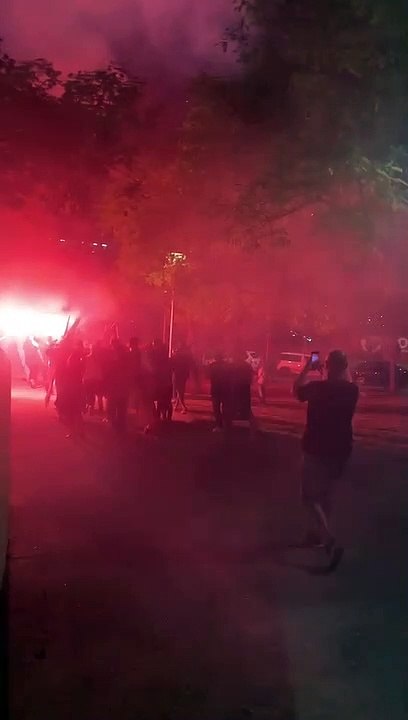 Los ultras del Mallorca calientan el partido contra el Barça en los aledaños del estadio / CULEMANÍA