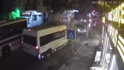 Son dakika haberi... El freni çekilmeyen otomobilin kayması güvenlik kameralarına yansıdı