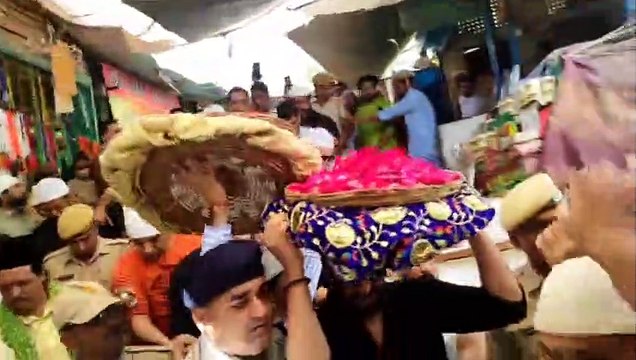 Video- बॉलीवुड स्टार अजय देवगन ने की दरगाह जियारत, एक झलक देखने उमड़े प्रशंसक