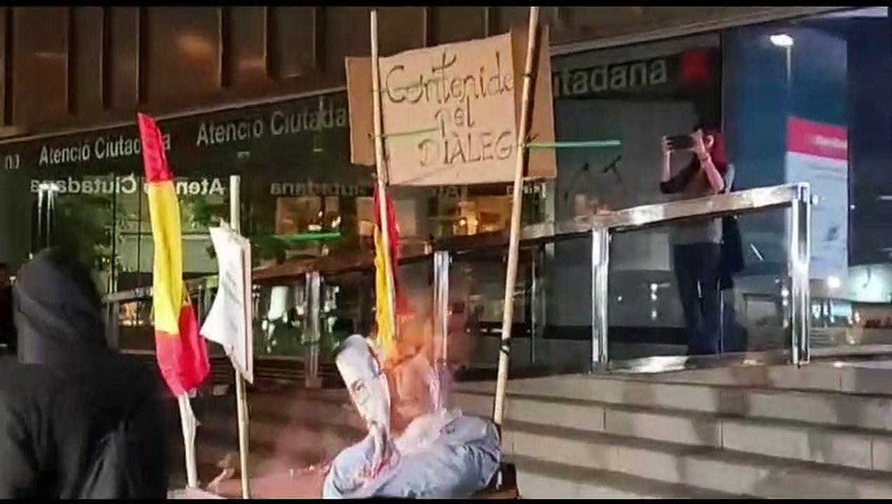 Queman la imagen de Aragonès junto a la bandera de España: "Cinco años de una gran estafa, políticos de mierda"