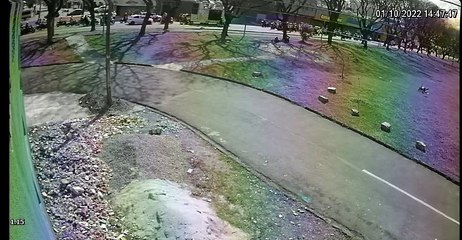 Câmera registra queda de manifestantes do trio elétrico, em Curitiba