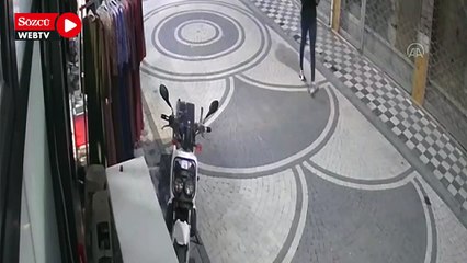 Mağazadan elbise alıp kaçan kedi kameraya yakalandı