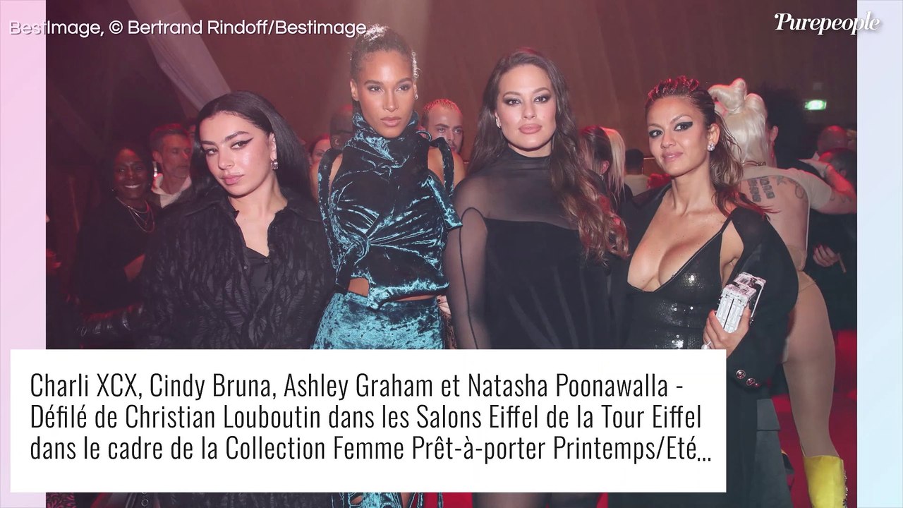 Lena Situations fan du combo talons/chaussettes face à Ashley Graham, sexy en body velours