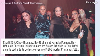 Lena Situations fan du combo talons/chaussettes face à Ashley Graham, sexy en body velours