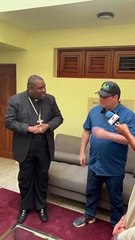 Yayo entrega ayuda por Fiona a comunitarios vía el Obispo Castro Marte