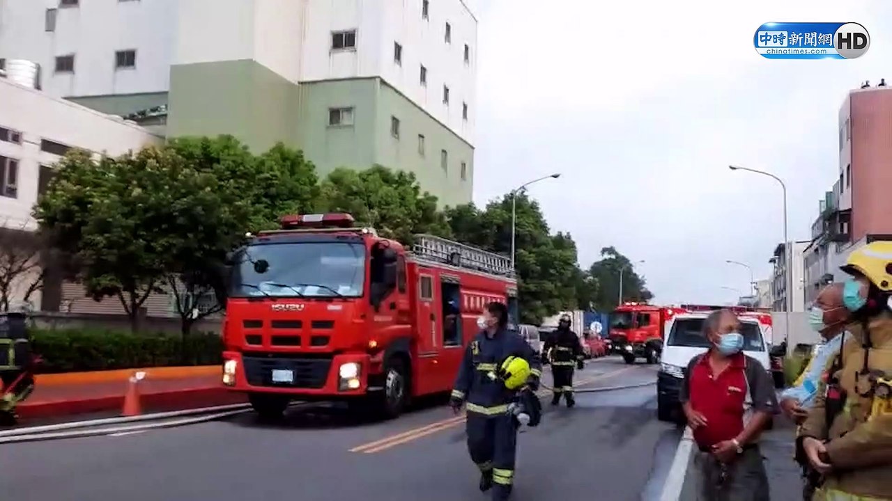 苗栗塑膠工廠失火「大量甲苯煤油助燃」 灌救5小時未撲滅