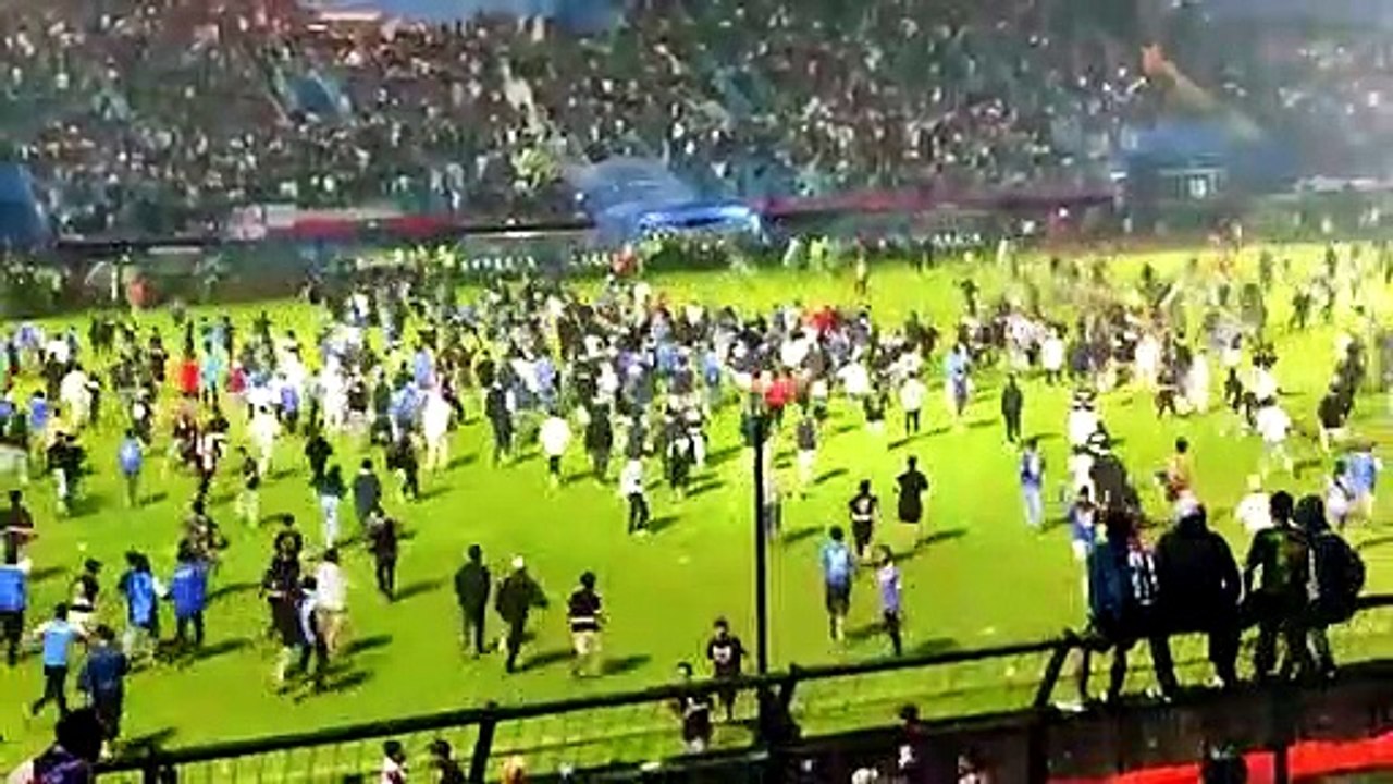 Indonesia: More than 120 dead in football stampede