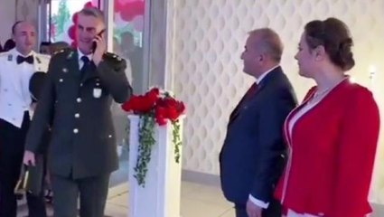 Resepsiyona gelen albay, kapıda kendisini karşılayan valiyi umursamadan geçti! Görev yeri değiştirildi