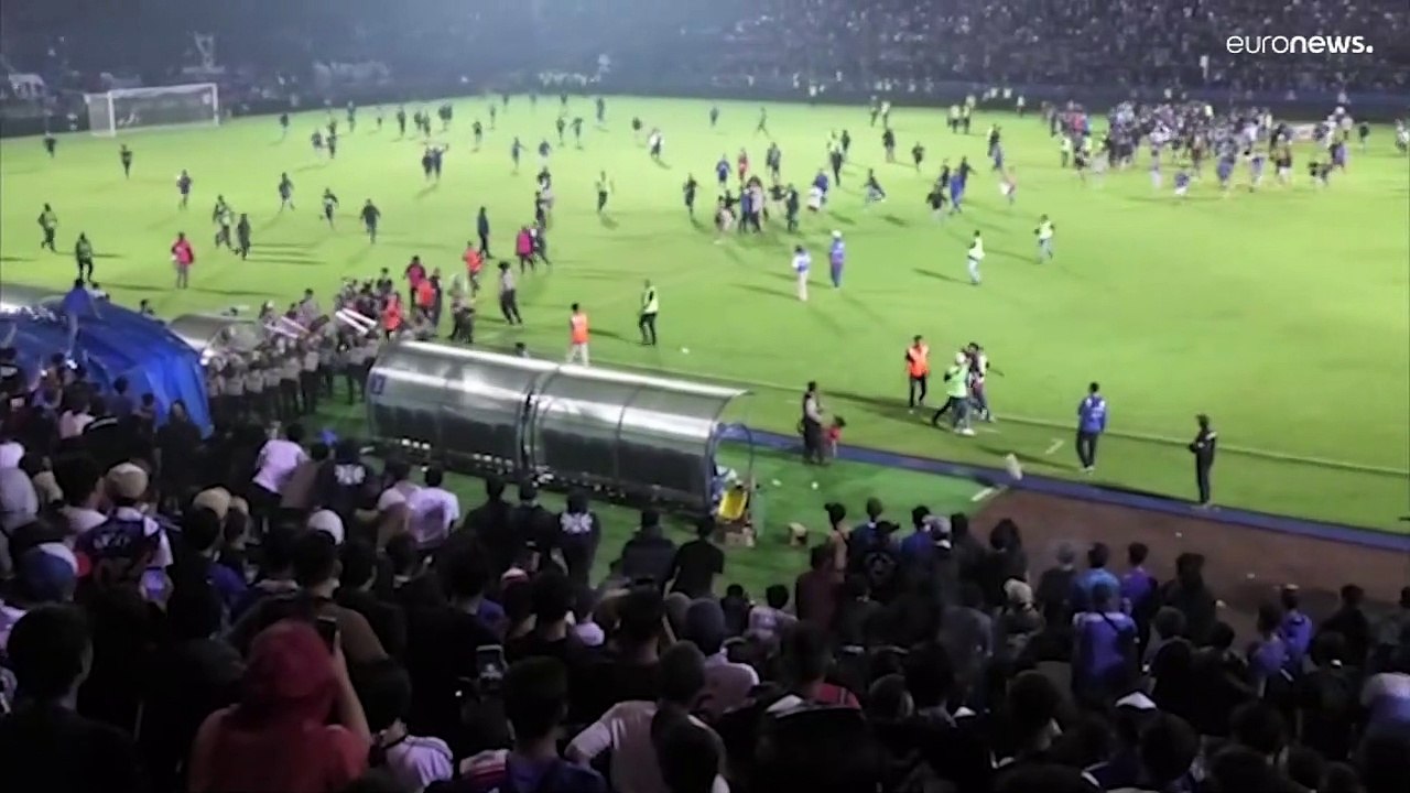 Alle zu einem Ausgang: 129 Tote in Fußball-Stadion in Indonesien