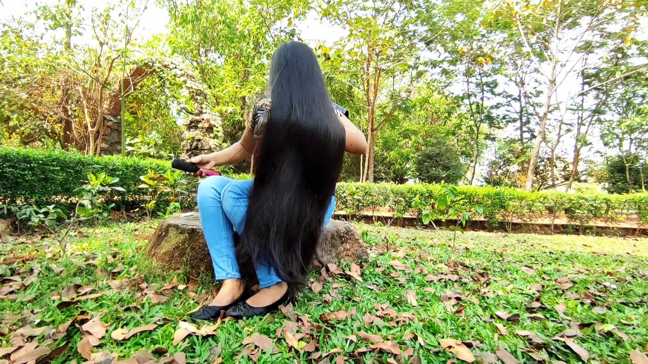LONG HAIR  DETANGLING _MAKING BUN IN THE PARK