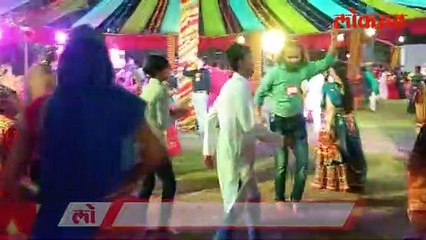 नवरात्रीची धूम, महिलांचे परिधान बघून व्हाल थक्क!