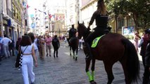 İstiklal Caddesi'nde atlı polislere yoğun ilgi