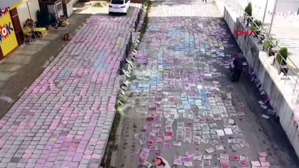 Su baskınında ıslanan dosyalar kurumaya bırakıldı