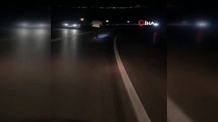 Elektrikli scooter ile karayolunda canını tehlikeye atarak giden genç kameralarda