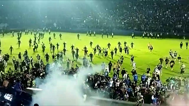 ارتفاع حصيلة ضحايا أعمال الشغب في استاد كرة القدم باندونيسيا إلى 174 قتيلًا