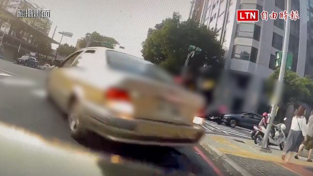 91高齡翁無照駕駛 倒車失控釀1死3傷 (翻攝畫面)