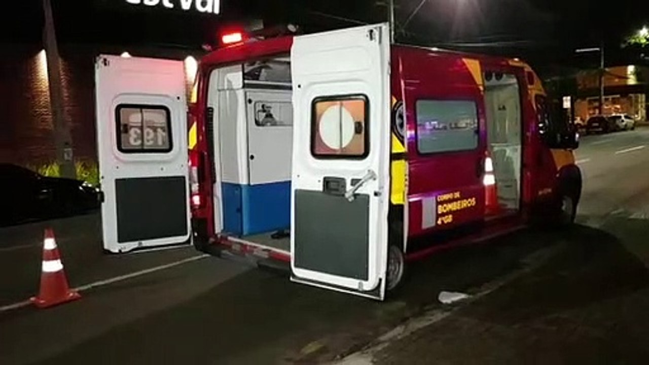 Homem é ferido com garrafada no rosto após briga em casa noturna, no centro