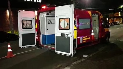 Homem é ferido com garrafada no rosto após briga em casa noturna, no centro