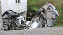 Duvara çarpıp evin bahçesine devrilen otomobilin sürücüsü öldü