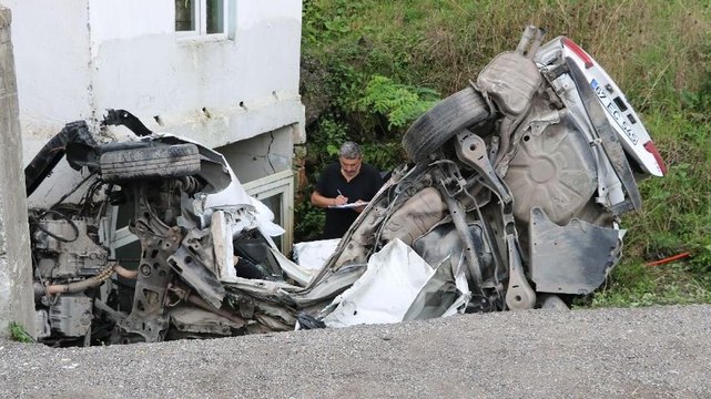 Duvara çarpıp evin bahçesine devrilen otomobilin sürücüsü öldü
