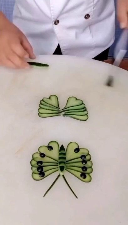 التزيين بالخيار لصحن السلطة Garnish with cucumber for salad bowl