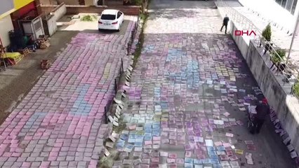 Selde ıslanan 70 bin dosya Sosyal Güvenlik Kurumu'nun bahçesine serilerek güneşte kurumaya bırakıldı