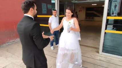 Gelinliği ile sınava girdi, damat kapıda bekledi