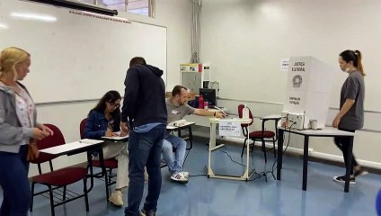 Download Video: Abren los colegios electorales en Brasil para primera vuelta de presidenciales