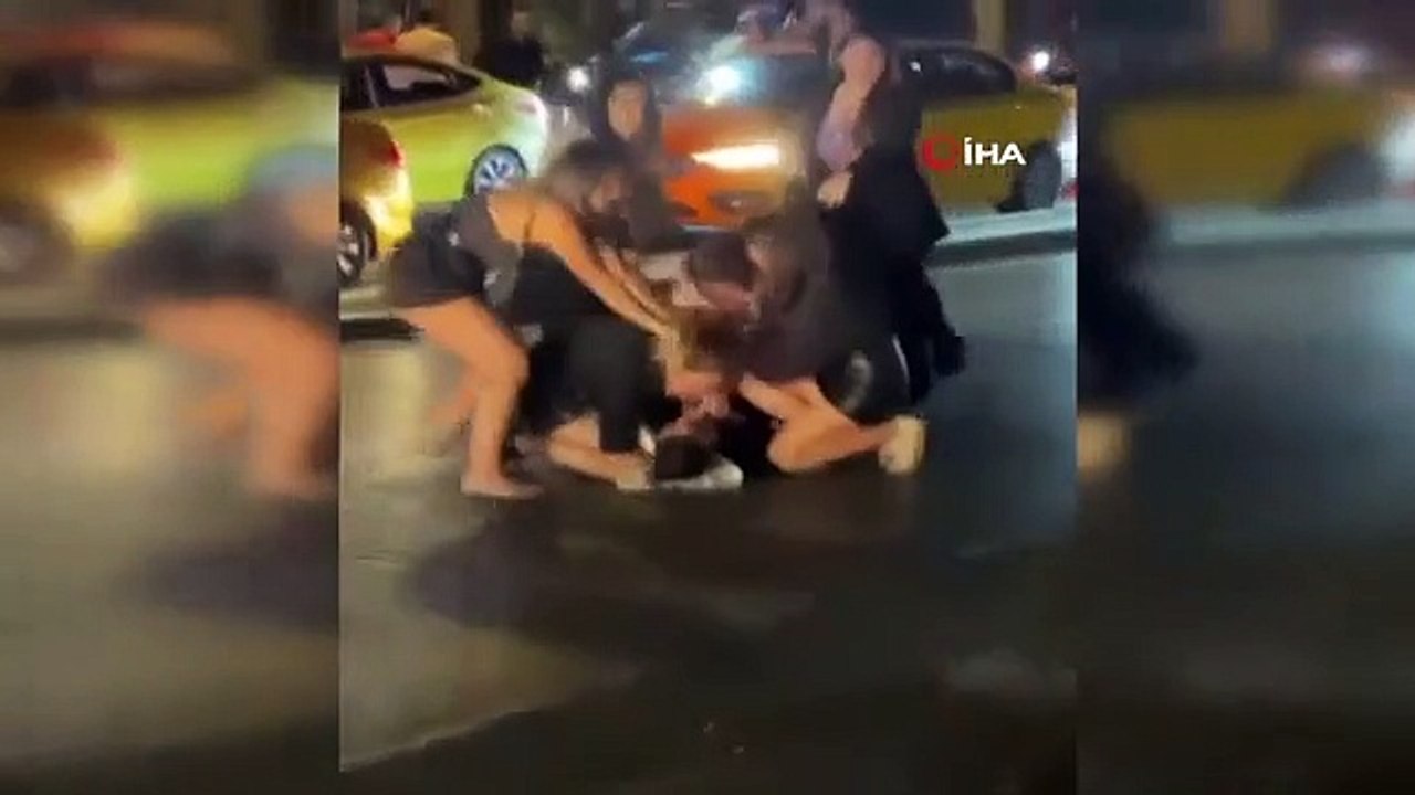 Kimse ayıramadı! Nişantaşı'nın göbeğinde kadınların saç saça kavgası kamerada