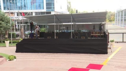 CHP önünde basın mensupları için kurulan platformun çatısı şiddetli fırtına nedeniyle uçtu