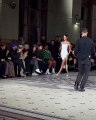 Bella Hadid : Voici les fameuses vidéos de son passage icônique à la fashion week de Paris