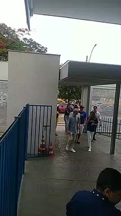 Paulo Octávio (PSD) chega ao Colégio Perpétuo Socorro, no Lago Sul, para votar