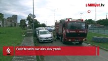 Fatih'te tarihi surlarda korkutan yangın!