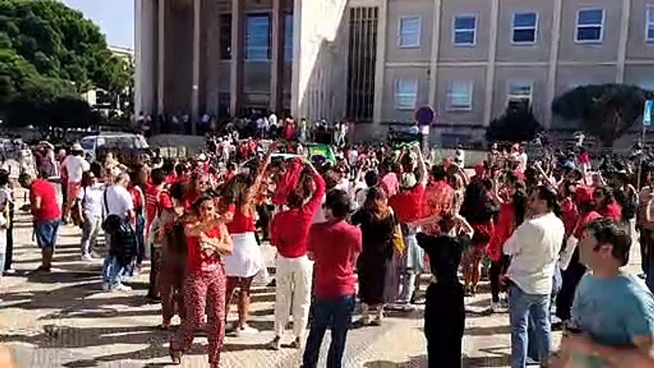 No momento de votar, brasileiros deparam-se com longas filas em Lisboa