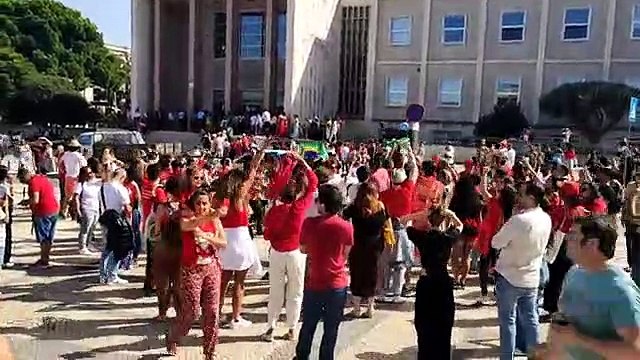 No momento de votar, brasileiros deparam-se com longas filas em Lisboa
