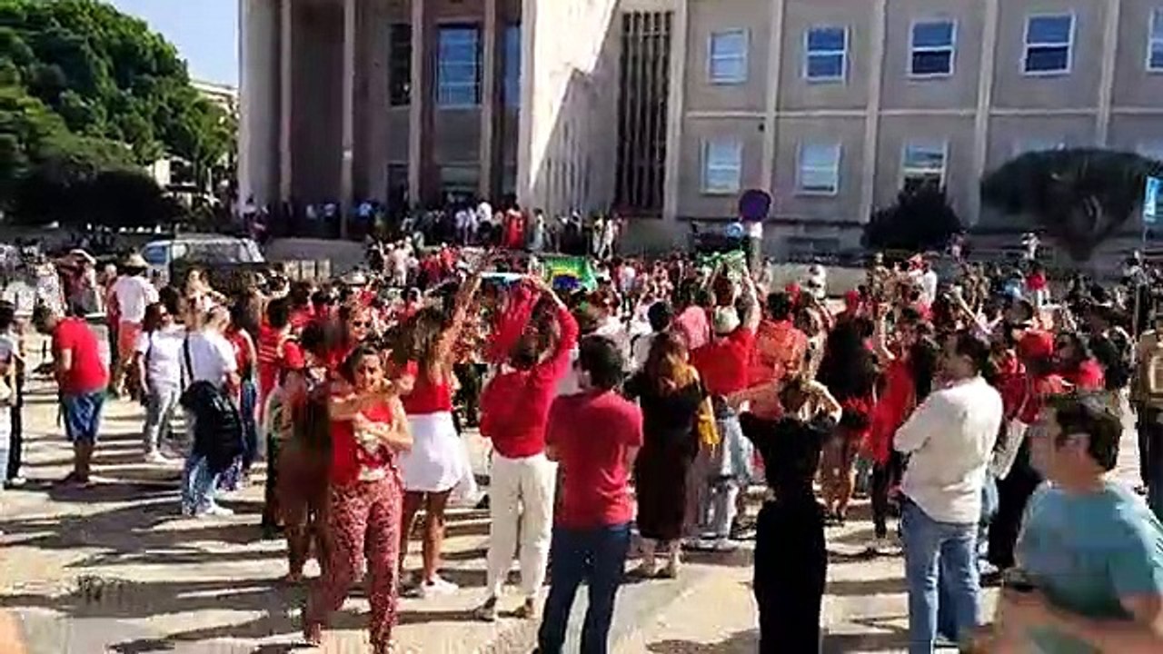 No momento de votar, brasileiros deparam-se com longas filas em Lisboa