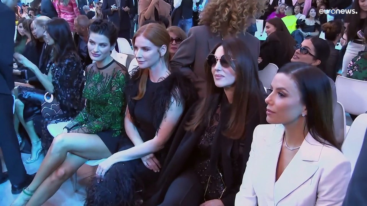 Auf nackter Haut: Bella Hadid lässt sich ein Kleid aufsprühen