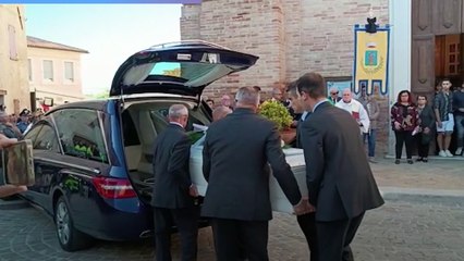 Tải video: Funerali Noemi Bartolucci, t-shirt nere, rose e palloncini bianchi per l'ultimo saluto. Il video