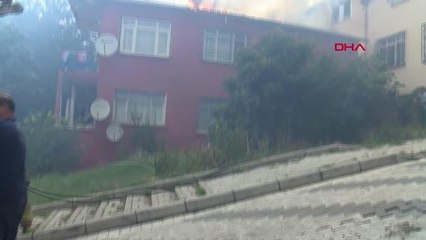 ÜSKÜDAR'DA 2 KATLI BİNANIN ÇATISI ALEV ALEV YANDI