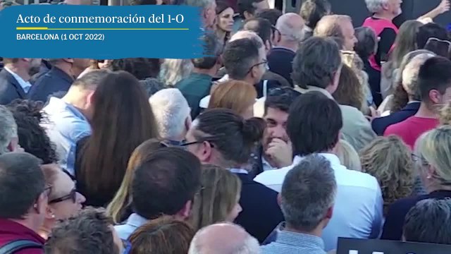 Laura Borràs sonríe mientras Carme Forcadell es abucheada