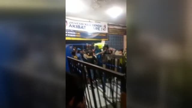 Indonesia registra la mayor tragedia mortal en un estadio de fútbol en los últimos 58 años