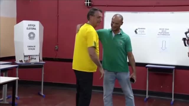 Bolsonaro pide unas elecciones limpias tras votar en una escuela de Río de Janeiro