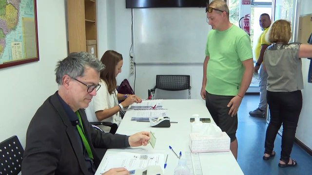 Brasileños residentes en Madrid acuden a votar en unas elecciones muy polarizadas